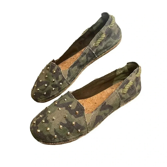 Gianni Bini Green Camouflage Studded Slip On Canvas Flats Women’s size 9.5 - Picture 1 of 11